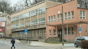 Rozbiórka starego budynku planowana była na początek tego roku. – Prawdopodobnie nastąpi to w styczniu – informował Urząd Miasta. Mamy już maj, a prace wyburzeniowe nawet się nie zaczęły i nie wiadomo, czy dojdą do skutku, podobnie jak budowa nowego obiektu 