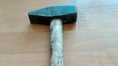 Mężczyzna zaczął tłuc młotkiem w drzwi kabiny ciężarówki, gdyż jak twierdził jej kierowca zajechał mu drogę