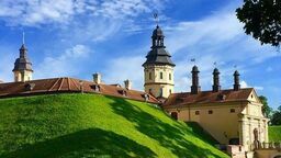 Nieśwież to niespełna 16-tysięczne miasto na Białorusi, jedno z miast partnerskich Puław. Współpraca pomiędzy obydwoma samorządami może zostać przerwana. Na zdjęciu zespół pałacowo-parkowy, dawna rezydencja Radziwiłłów
