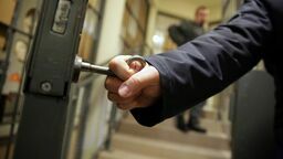 Pracownikiem Służby Więziennej może być tylko osoba, która nie była skazana prawomocnym wyrokiem sądu, a także nie toczy się przeciwko niej postępowanie karne