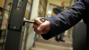 Pracownikiem Służby Więziennej może być tylko osoba, która nie była skazana prawomocnym wyrokiem sądu, a także nie toczy się przeciwko niej postępowanie karne