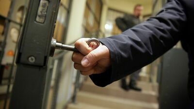 Pracownikiem Służby Więziennej może być tylko osoba, która nie była skazana prawomocnym wyrokiem sądu, a także nie toczy się przeciwko niej postępowanie karne