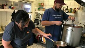 Restauracja Damiana Poteruchy dzień w dzień od początku wojny gotuje dla uchodźców. Właściciel pracuje ramię w ramię z załogą. Nawet jak wziął dwa dni wolnego, żeby na swoje urodziny pojechać w Tatry, to po drodze organizował transport jedzenia.