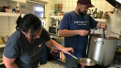 Restauracja Damiana Poteruchy dzień w dzień od początku wojny gotuje dla uchodźców. Właściciel pracuje ramię w ramię z załogą. Nawet jak wziął dwa dni wolnego, żeby na swoje urodziny pojechać w Tatry, to po drodze organizował transport jedzenia.