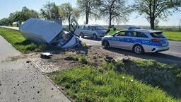 Wypadek koło Piask. Strażacy wydobywali pasażera z busa