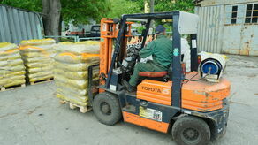 Punkt przy ul. Łęczyńskiej. Właśnie dotarł zamówiony węgiel