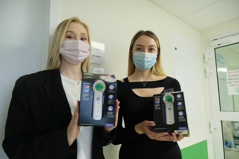 Marcelina Podleśna i Paulina Pawłowska, studentki III roku Wydziału Lekarskiego, przekazały dziś aparaturę medyczną do szpitala dziecięcego