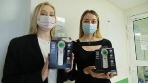 Marcelina Podleśna i Paulina Pawłowska, studentki III roku Wydziału Lekarskiego, przekazały dziś aparaturę medyczną do szpitala dziecięcego