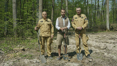 W sadzeniu lasu w Starym gaju w Lublinie uczestniczyli politycy, strażacy, dziennikarze, leśnicy, a także uchodźcy z Ukrainy