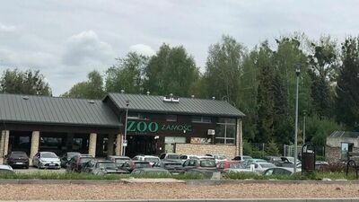 Głównej wejście do ZOO znajduje się od strony ul. Szczebrzeskiej. W weekendy czynna jest też kasa po przeciwnej stronie ogrodu, przy markecie budowlanym na ul. Dzieci Zamojszczyzny