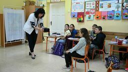 Renata Krzyżanowska podczas badań przesiewowych dzieci w szkole w Trawnikach