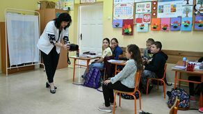 Renata Krzyżanowska podczas badań przesiewowych dzieci w szkole w Trawnikach