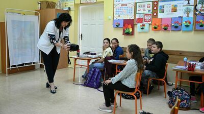 Renata Krzyżanowska podczas badań przesiewowych dzieci w szkole w Trawnikach