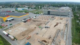 Budowa nowego centrum handlowego, do którego sklepów będzie się wchodzić z ulicy, trwa przy ul. Jana Pawła II obok sklepu meblowego Agata