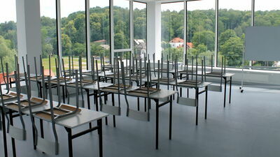 Najwyższa temperatura i wilgotność panuje w salach lekcyjnych położonych od południa. Z części pomieszczeń placówka korzysta jedynie w godzinach porannych. Po południu jest tam zbyt gorąco 