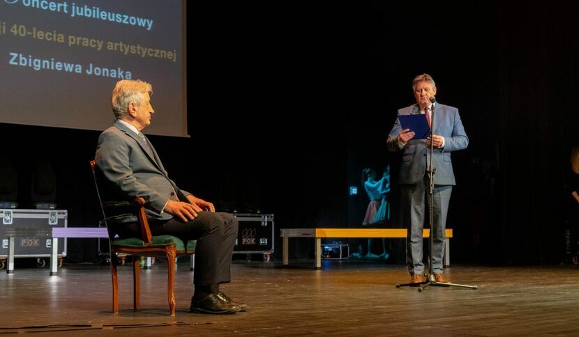 Laudację dla Zbigniewa Jonaka (z lewej) odczytał dyrektor Domu Chemika, Zbigniew Śliwiński