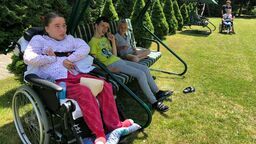 Liza (na pierwszym planie), córka Żanny Zgórskiej, ma w Białobrzegach zapewnioną rehabilitację, na jaką w Ukrainie nie mogłaby liczyć.