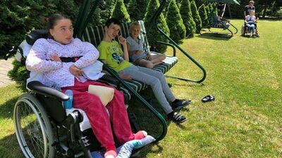 Liza (na pierwszym planie), córka Żanny Zgórskiej, ma w Białobrzegach zapewnioną rehabilitację, na jaką w Ukrainie nie mogłaby liczyć.