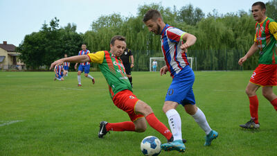 Kapitan Ruchu Izbica Michał Gałka (z piłką) strzelił dla swojej drużyny pięć goli

