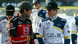 Tai Woffinden (z lewej) podczas ligowego meczu z Motorem Lublin