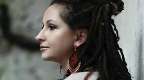 Ksiądz, czarownica i kataklizm. Maja Wolny zdradza o czym jest "Klątwa". Będzie bestseller?