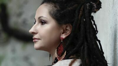 Ksiądz, czarownica i kataklizm. Maja Wolny zdradza o czym jest "Klątwa". Będzie bestseller?