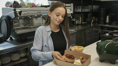 Pani Agnieszka z Czekoladowego przy Krakowskim Przedmieściu w Lublinie jest jedną z 40 osób, która – w związku z likwidacją cukierni – straci pracę