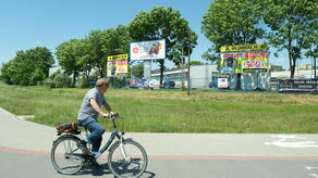 Reklamy u zbiegu ul. Racławickiej i al. Armii Krajowej. Zgodnie z zapisami projektu tzw. uchwały krajobrazowej w obecnym kształcie mogłaby pozostać tylko jedna. Zniknęły by też reklamy z ogrodzenia. 