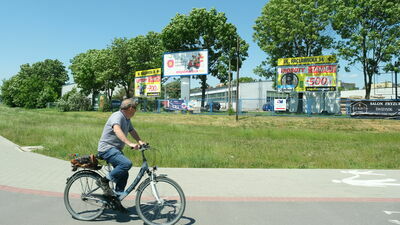 Reklamy u zbiegu ul. Racławickiej i al. Armii Krajowej. Zgodnie z zapisami projektu tzw. uchwały krajobrazowej w obecnym kształcie mogłaby pozostać tylko jedna. Zniknęły by też reklamy z ogrodzenia. 