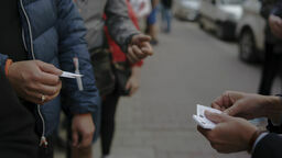 We wtorek, punktualnie o godz. 7.45, z budynku wychodzi Ilona Skibińska-Fabrowska, dyrektorka lubelskiego oddziału NBP. Rozdaje stojącym w kolejce karteczki – identyfikatory. Każdy z nich ma numer