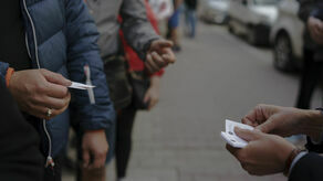 We wtorek, punktualnie o godz. 7.45, z budynku wychodzi Ilona Skibińska-Fabrowska, dyrektorka lubelskiego oddziału NBP. Rozdaje stojącym w kolejce karteczki – identyfikatory. Każdy z nich ma numer