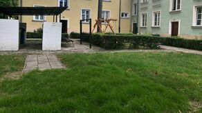 Tam, gdzie na Bazyliańskiej kiedyś była piaskownica, teraz rośnie trawa. W głębi hustawka, którą mieszkańcy postawili z własnej inicjatywy i za własne pieniądze. Bo na zorganizowanie placu przez ZGL nie mogli liczyć.