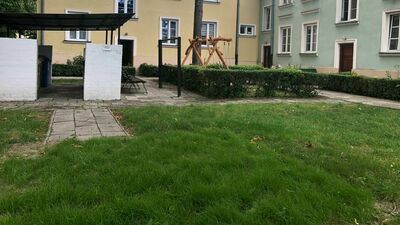 Tam, gdzie na Bazyliańskiej kiedyś była piaskownica, teraz rośnie trawa. W głębi hustawka, którą mieszkańcy postawili z własnej inicjatywy i za własne pieniądze. Bo na zorganizowanie placu przez ZGL nie mogli liczyć.