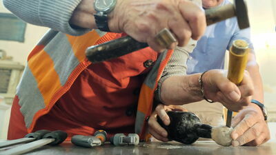 Moment otwierania "kapsuły czasu" z kościoła ewangelickiego w Lublinie