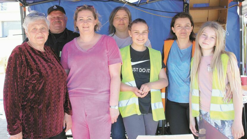 Wolontariusze społecznego, oddolnie organizowanego punktu pomocy na S17 w okolicy Markuszowa. Pierwszej z lewej pani Jadwia Gil, zwana także Królową Naleśników