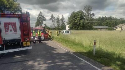 Makabryczny wypadek. Element sprzętu rolniczego wbił się w szybę auta i zabił kobietę