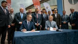 Podpisanie umowy na rozbudowę DW 820