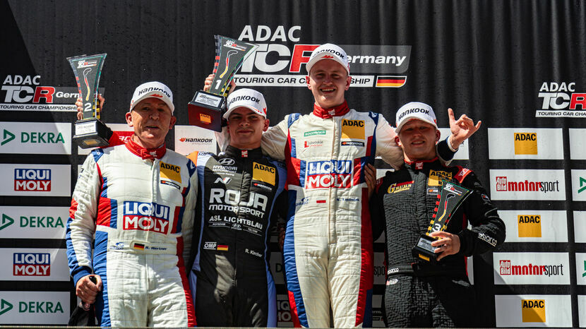 Szymon Ładniak (na najwyższym stopniu podium) odniósł swoje pierwsze zwycięstwo w serii ADAC TCR Germany<br />
<br />
