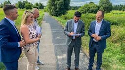 W lipcu ubiegłego roku prezydent wraz z urzędnikami podpisywał umowę z wykonawcą i pozował w miejscu gdzie miała powstać ścieżka. Teraz umowę zerwano