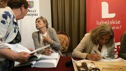 Po spotkaniu z córkami Róży i Jana Zamoyskich był czas na autografy, chwilę rozmowy i wspólne zdjęcia