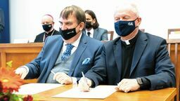 – Chcemy troszczyć się nie tylko o duszę człowieka, ale również o jego ciało – mówił rektor KUL ks. prof. Mirosław Kalinowski, 8 grudnia gdy powołany został „Konwent na rzecz utworzenia kierunku lekarskiego na KUL”. Na zdjęciu z rektorem Uniwersytetu Medycznego w Lublinie prof. Wojciechem Załuską