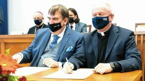 – Chcemy troszczyć się nie tylko o duszę człowieka, ale również o jego ciało – mówił rektor KUL ks. prof. Mirosław Kalinowski, 8 grudnia gdy powołany został „Konwent na rzecz utworzenia kierunku lekarskiego na KUL”. Na zdjęciu z rektorem Uniwersytetu Medycznego w Lublinie prof. Wojciechem Załuską