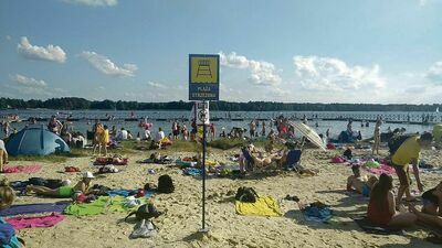 Mimo obostrzeń związanych z pandemią, w ostatnich dwóch sezonach turyści chętnie odwiedzali jezioro Białe