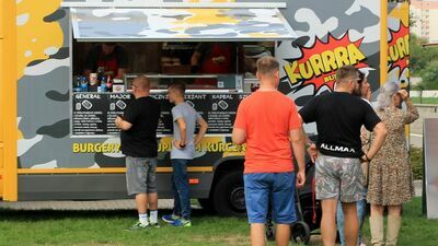 Foodtrucki to ciężarówki przystosowane do sprzedaży żywności i napojów. Jeden z pojazdów tego rodzaju może zakupić tworząca się właśnie nowa kurowska spółdzielnia socjalna "Kukuryku"