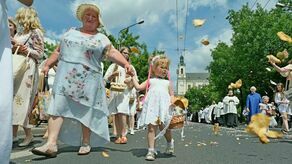 Procesja Bożego Ciała w centrum Lublina. Wierni modlili się m.in. o pokój w Ukrainie [zdjęcia]