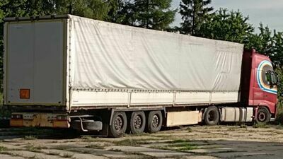 Kierowca ciężarówki wypadł z kabiny 