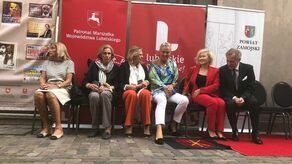 Tablicę odsłaniali dzisiaj: Elżbieta Daszewska, Maria Róża Ponińska, Gabriela Bogusławska i Agnieszka Rożnowska oraz ich brat, były prezydent Zamościa, Marcin Zamoyski