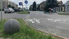 Kule na ul. Piłsudskiego przy targowisku nie znajdują się w zasięgu kamer, więc bywa, że są przetaczane. Niestety, zdarza się to dość często. Czasem lądują na środku ścieżki rowerowej, czasem na trawniku, a czasem... na jezdni