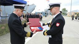 Komandor porucznik Piotr Mazurek (z prawej strony)