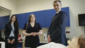 Minister ochrony zdrowia Wiktor Laszuk zwiedził Centrum Symulacji Medycznej w Lublinie